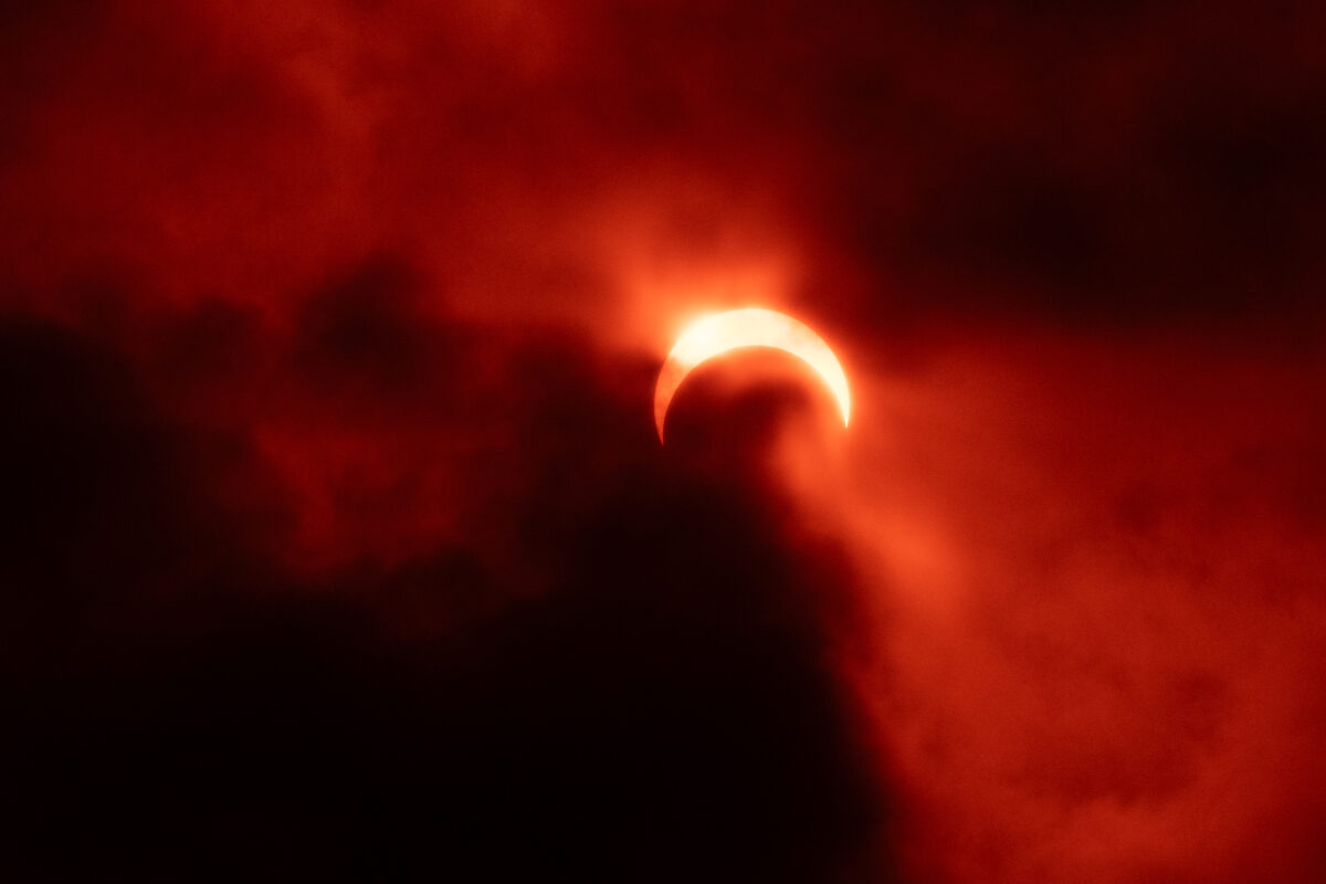 PHOTOS: Clouds eventually give expectant observers a glimpse of eclipse | News, Sports, Jobs